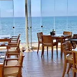 Апартаменты Mi Capricho, Beachfront, Grownfloor, Private Garden & Terrace Ситио-де-Калаонда