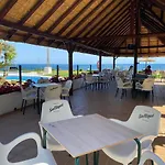 Mi Capricho, Beachfront, Grownfloor, Private Garden & Terrace Ситио-де-Калаонда