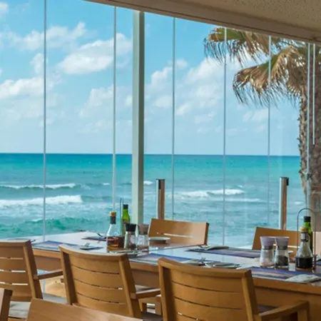 Mi Capricho, Beachfront, Grownfloor, Private Garden & Terrace Apartment *